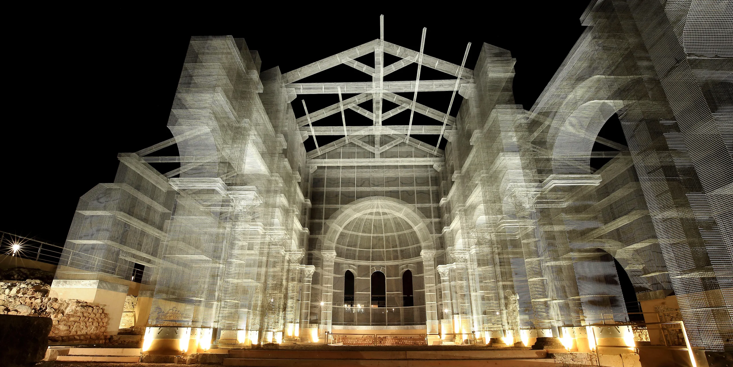 Edoardo Tresoldi, Basilica di Siponto (2016) — the lost early-Christian basilica partly reconstructed in wire mesh above its own ruins. Photo: mauritius images GmbH / Alamy.